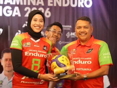 Bintang Jakarta Pertamina Enduro, Megawati Hangestri memberikan bola bertanda tangan seluruh pemain kepada petinggdi dari Pertamina di acara launching tim untuk kompetisi Proliga 2026 yang berlangsung di Enduro x Fastron Lounge, Gedung Oil Center, Thamrin, Jakarta Pusat pada Senin (05/01/2026).