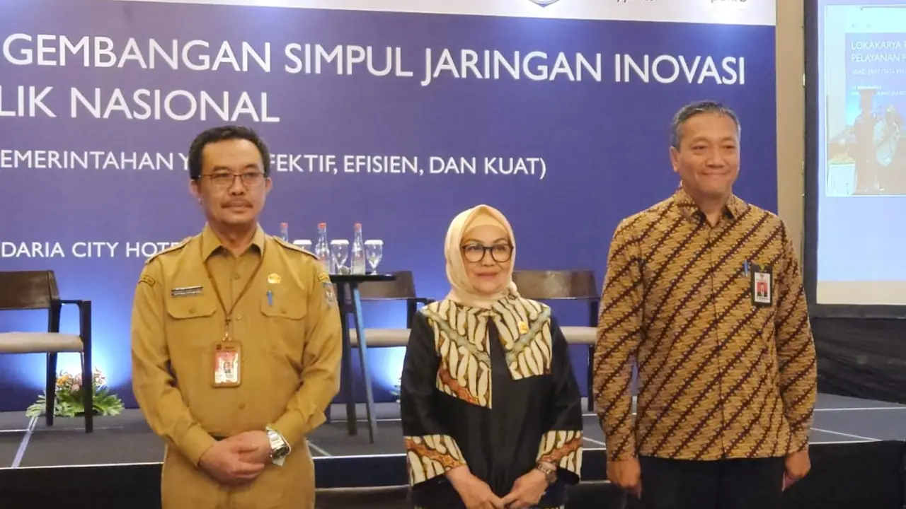 Kepala BSKDN Yusharto Huntoyungo (kiri) saat penandatangan Perjanjian Kerja Sama (PKS) Pengelolaan Jaringan Inovasi Pelayanan Publik Nasional (JIPPNas) bersama Kementerian PAN-RB dan Lembaga Administrasi Negara. (Istimewa)