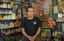 Pria Ini Enggak Kuat Tahan Tangis, saat Ceritakan dapat Produk Jadul dari Warung di Perkampungan