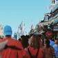 Ramainya pengunjung di Walt Disney World Resort, Orlando, Amerika Serikat (Dok.Unsplash/ Amy Humphries)