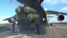 Sebuah potongan rekaman video dari Departemen Pertahanan Rusia pada (26/11). Sistem rudal pertahanan udara S-400 Rusia dikeluarkan dari pesawat cargo saat tiba di pangkalan udara Hmeymim di Suriah. (Reuters/ Departemen Pertahanan Federasi Rusia)