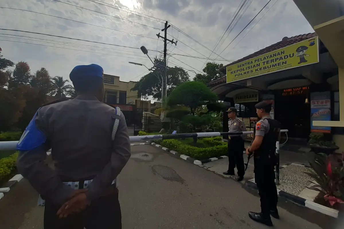 Polisi berjaga dan memeriksa tiap pengunjung Mapolres Kebumen. (Liputan6.com/Polres Kebumen/Muhamad Ridlo)
