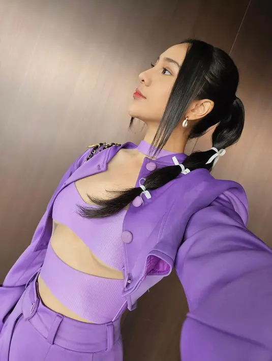 Rambutnya juga ditata bak Trainee Idol dengan ribbon braid yang menyisakan poni depan [@anyageraldine]