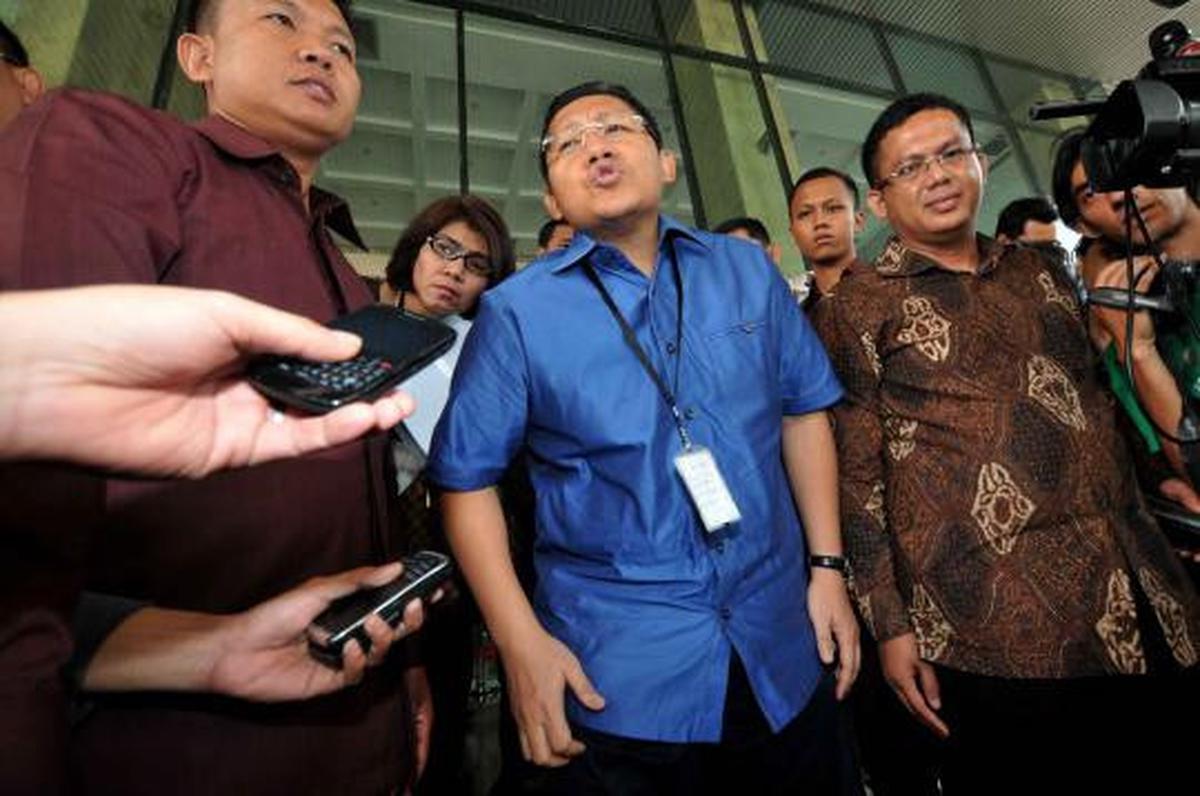 Anas Urbaningrum, Athiyyah Laila, dan mawar putih