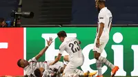 Pemain PSG merayakan keberhasilan membekuk Atalanta dengan skor 2-1 pada perempat final Liga Champions. (RAFAEL MARCHANTE / POOL / AFP)