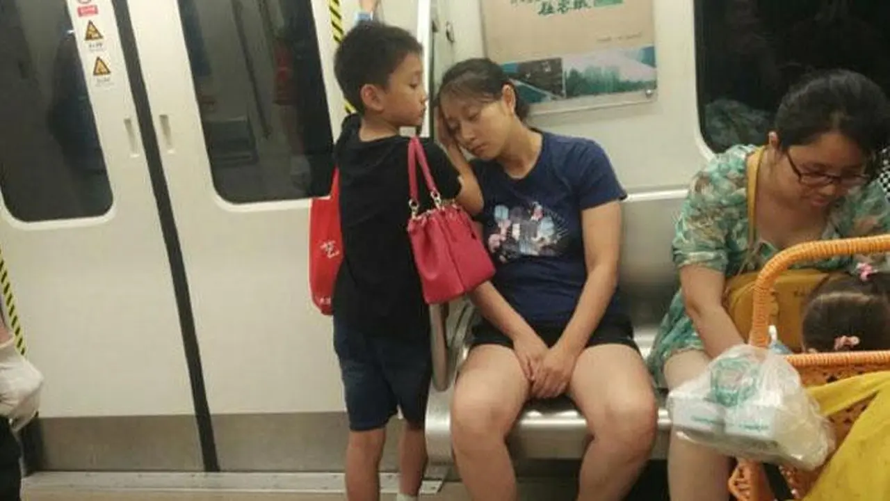[Bintang] Anak Rela Menjaga IIbu yang Kelelahan