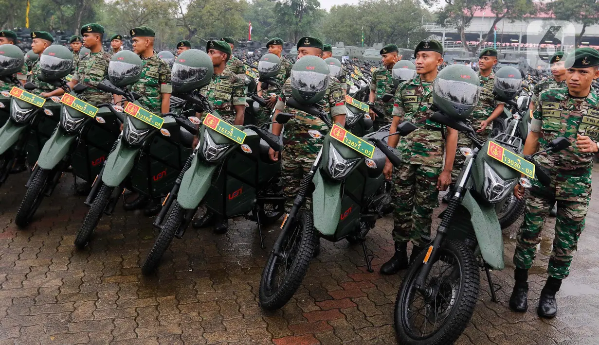 Personel TNI bersiaga di dekat deretan motor yang akan diserahkan secara simbolis oleh Menteri Pertahanan Prabowo Subianto. (Liputan6.com/Herman Zakharia)