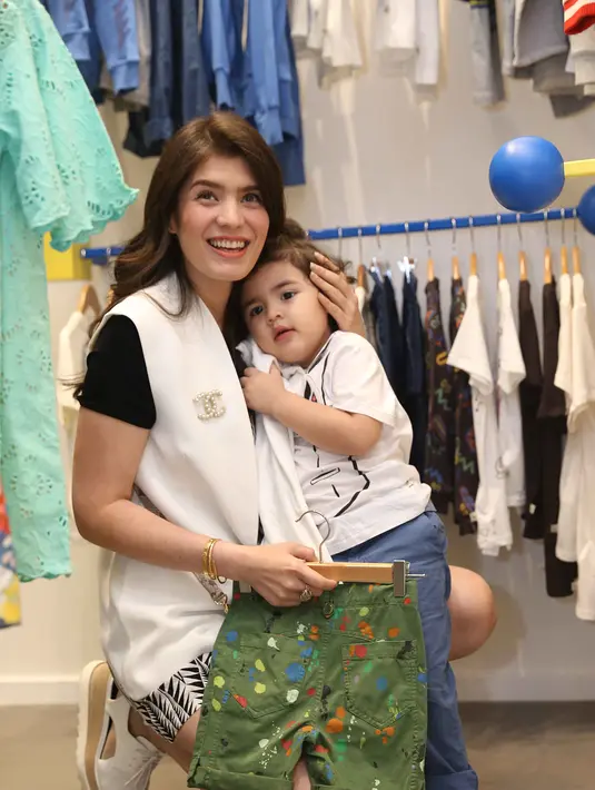 Saat ditemui diacara peresmian toko bayi di salah mall di Jakarta belum lama ini, Quenzi teriak saat wartawan mendekati untuk mengabadikan keceriaannya. (Nurwahyunan/Bintang.com)
