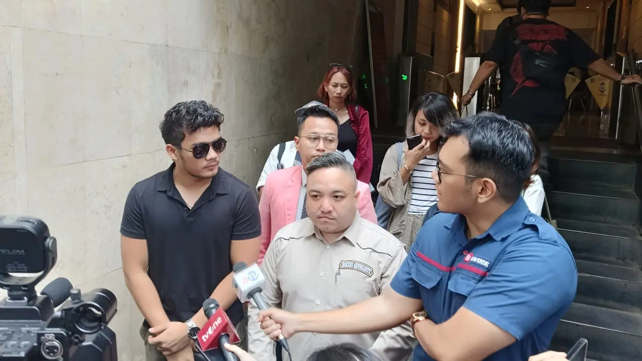 Selebgram Bima Prawira usai memenuhi panggilan polisi terkait pemeriksaan perdana sebagai tersangka kasus industri film porno lokal di Ditreskrimsus Polda Metro Jaya pada Senin (15/1/2024).
