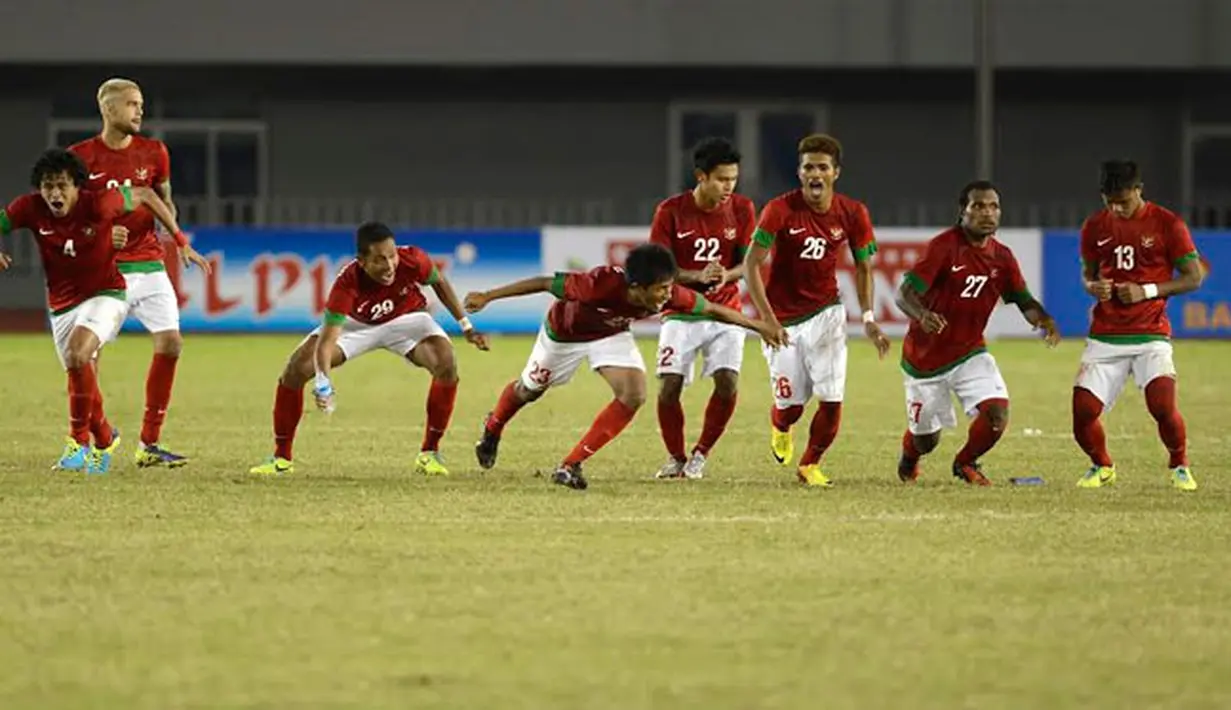 Indonesia berhasil melangkah ke babak final setelah Kamis (19/12/13) mengalahkan Malaysia melalui adu penalti. Tampak ekspresi kegembiraan setelah tendangan penalti berakhir 5-4 (ANTARA FOTO/Prasetyo Utomo)

