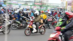 Pemudik motor saat melintasi Jalan Kalimalang, Kamis (24/7/14). (Liputan6.com/Panji Diksana)