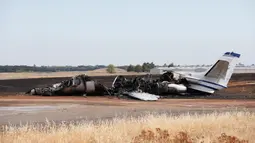 Kondisi pesawat jet yang terbakar sesaat setelah gagal lepas landas di Bandara Oroville, California, Rabu (21/8/2019). Pesawat yang sedang disewa perusahaan tersebut terbang dari Oroville menuju Bandara Internasional Portland di Oregon. (California Highway Patrol via AP)