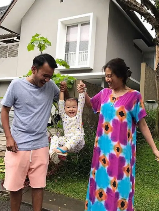 "Dia nembak pertama kali di pantai pake bunga. Dia itu humoris, aku kira dia bercanda," terang mantan personel Cherrybelle itu. (Instagram)