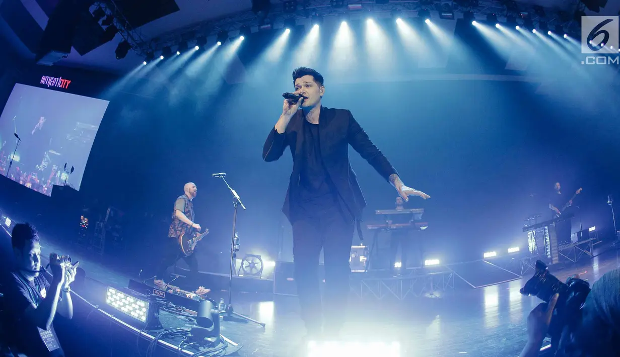Penampilan band asal Irlandia, The Script dalam konser bertajuk 'Freedom Child Tour' di Jakarta, Selasa (10/4). The Script membawakan lagu hits mereka seperti Superheroes, Rock the World, dan Pain the Town Green. (Liputan6.com/Faizal Fanani)