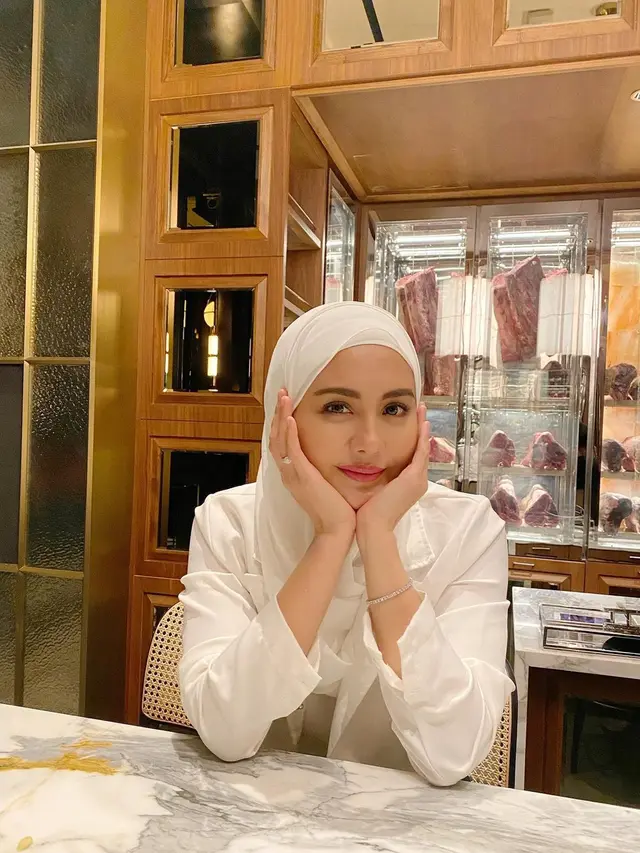7 Gaya Juliana Moechtar Istri Mendiang Herman Seventeen Saat Tampil Berhijab