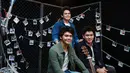 Mada Emmanuelle, Reuben Nathaniel dan Mikha Angelo yang tergabung dalam grup The Overtunes baru saja menyelesaikan proses syuting video klip dengan lagu berjudul 'Mungkin' untuk sebuah soundtrack film. (Deki Prayoga/Bintang.com)