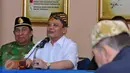 Sultan XIV Kasepuhan Cirebon P.R Arief Nata Negara (kedua kiri) memberikan keterangan pers di Gedung Joeang, Jakarta (11/2/2015). Para raja meminta kepada pemerintah agar dilibatkan dalam berbagai permasalahan bangsa dan negara.(Liputan6.com/Helmi Afandi)