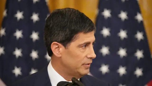 Ketua Federal Reserve Kevin Warsh berbicara saat pelantikannya di Ruang Timur Gedung Putih, Jumat, 22 Mei 2026, di Washington. (AP Photo/Alex Brandon)