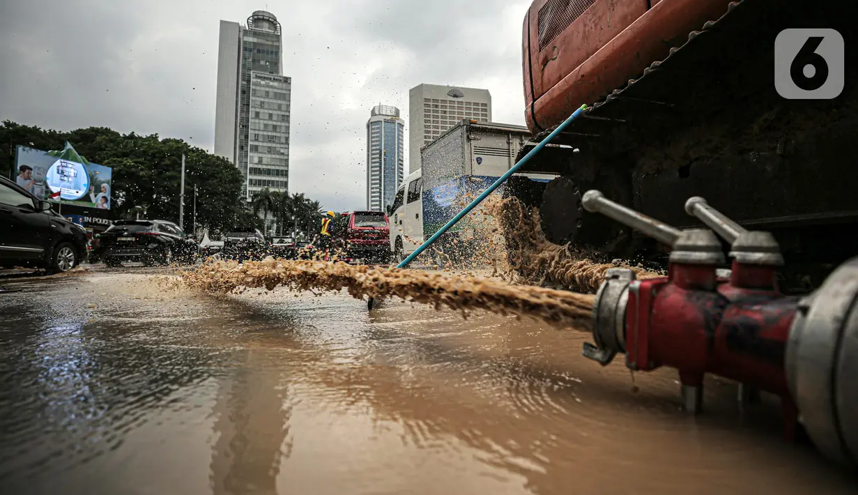 Mesin menyemprotkan air saat terjadi genangan akibat kebocoran saluran pipa air di kawasan Bundaran Hotel Indonesia (HI), Jakarta, Selasa (11/10/2022). Kebocoran pipa air diduga terimbas proyek revitalisasi Halte Bundaran Hotel Indonesia. (Liputan6.com/Faizal Fanani)