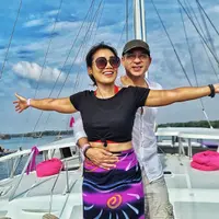 Liburan di Nusa Penida, pasangan ini nampak serasi dalam busana santai. Inge berbalut kain dan crop top sementara Ari tampil semi kasual dengan kemeja dan celana pendek kargo [@ariwibowo_official]