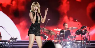 Hampir setahun tak menggelar konser, Taylor Swift akhirnya kembali datang dengan konser terbarunya bertajuk ‘This is What You Came For’. Dengan rasa bangga, Taylor mempersiapkannya semaksimal mungkin. (AFP/Bintang.com)