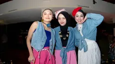 Bergaya retro, Santyka, Mahalini, dan Putri Delina bak seumuran. Santyka memadukan busana rok putri polkadot dengan atas denim dan jilbab hitam, sementara Putri Delina kenakan rok pink, inner hitam dan outer denim. Keduanya mengenakan aksesori hijab warna kontras untuk mendukung penampilan. Tak kalah kece, Mahalini tampil dengan padu padan busana merah muda dan biru. (Liputan6.com/IG/@ferdinan_sule)