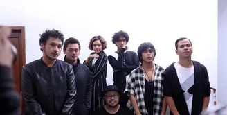 Bersama dengan Dea, mantan peronel HiVi, grup band Nidji menggarap video klip. Syuting dilakukan dikawasan Bangka, Jakarta Selatan. (Nurwahyunan/Bintang.com)