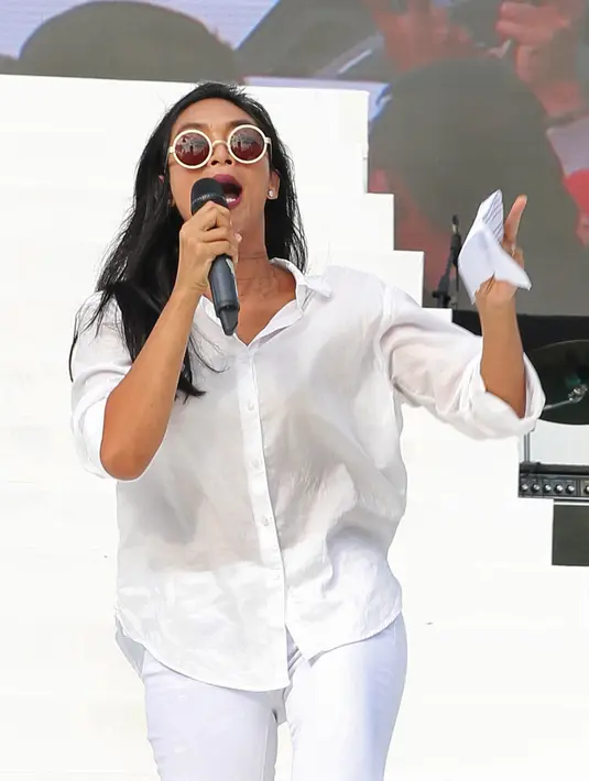 Tidak hanya dihibur oleh musik Slank dan banyak penyanyi papan atas Tanah Air dalam acara yang dihadiri oleh ribuan masa pendukung Ahok dan Djarot. Tapi juga di isi dengan pembacaan puisi. (Bambang E. Ros/Bintang.com)