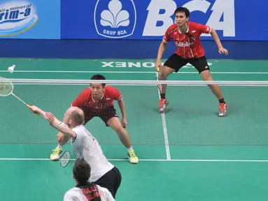Ganda putra Inggris, Andrew Ellis/Peter Mills mengembalikan kok ke arah pasangan Hendra/Ahsan di BCA Indonesia Open Superseries Premier 2015 di Istora Senayan, Jakarta, Rabu, (3/6/2015). Hendra/Ahsan menang 21-13 21-13. (Liputan6.com/Herman Zakharia)