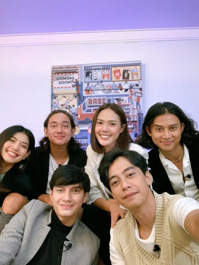 Akting Bareng Lagi, Ini 7 Kebersamaan Della Dartyan dan Adipati Dolken