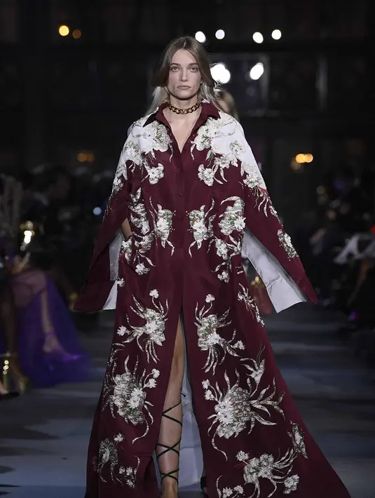 Sama seperti sebelumnya, koleksi busana kali ini juga dibuat tanpa mengkotakkan gender. (dok/valentino).