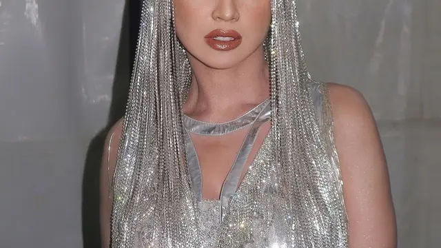 Penampilan Dewi Perssik ala Cleopatra dengan gaya bling-bling (credit: instagram/dewiperssik9)