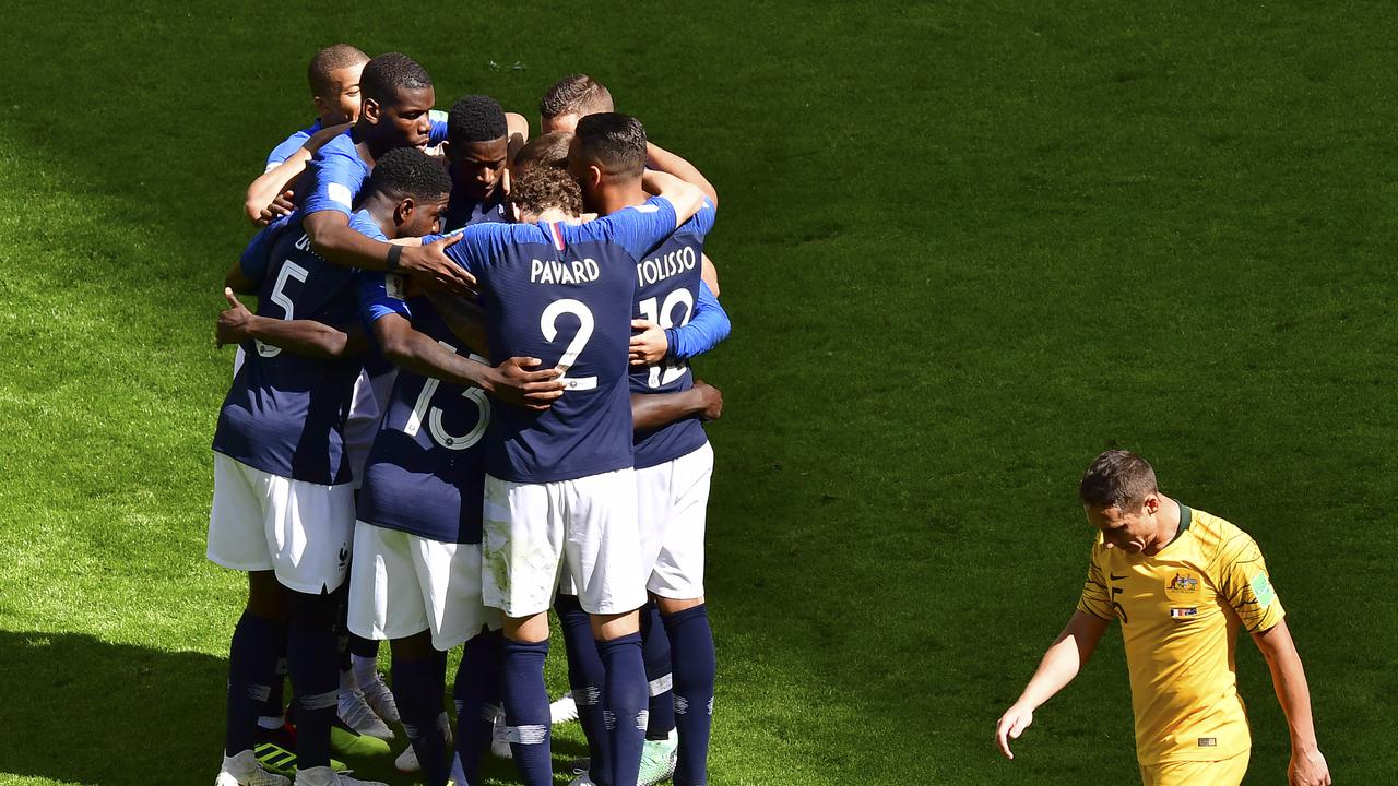 Para pemain Timnas Prancis merayakan gol yang dicetak Antoine Griezmann ketika melawan Australia pada partai pertama Grup C Piala Dunia di Stadion Kazan' Arena, Sabtu (16/6/2018). (Luis Acosta / AFP).