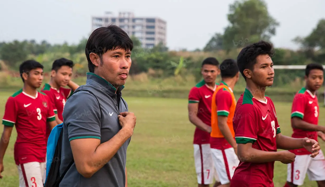 Pelatih Indonesia U-19, Eduard Tjong, usai mendampingi anak asuhnya bertanding melawan PPLM pada laga ujicoba di Lapangan NYTC Sawangan, Depok, Jawa Barat, Jumat (5/8/2016). Indonesia U-19 menang 3-0 atas PPLM. (Bola.com/Vitalis Yogi Trisna)