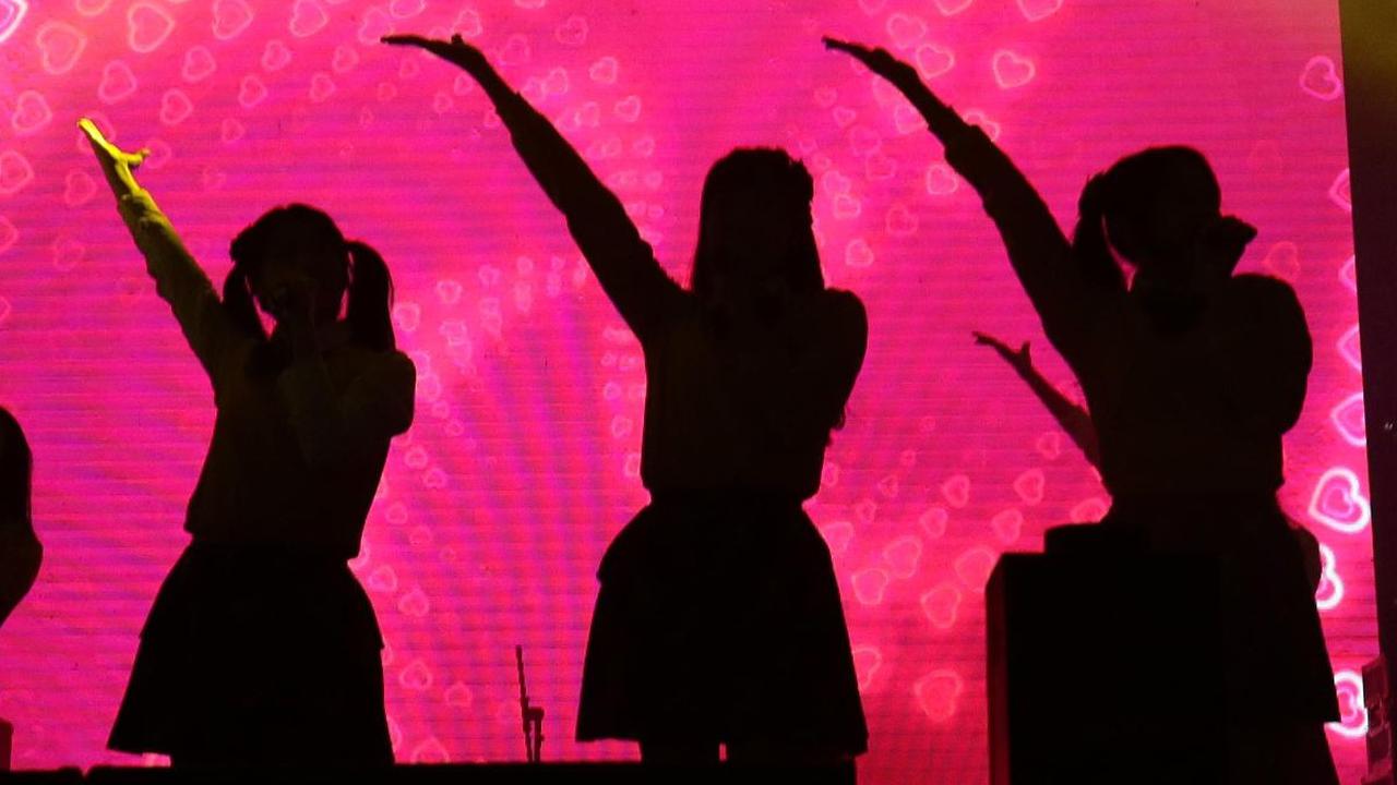 Di hari Sabtu lalu, panggung hiburan diisi oleh penampilan dari JKT 48, Reality Club, Pemuda Tersesat. Sedangkan hari Minggu akan tampil Club Dangdut Racun, Inul Daratista dan Tipe-X.