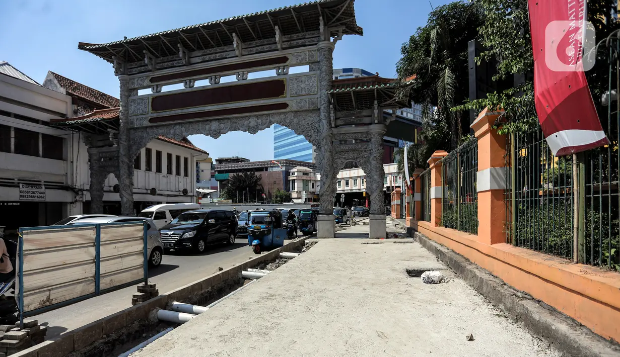PKL di kawasan ini adalah para penjual aneka makanan ringan, daging, ikan hingga sayur mayur.
Mereka menempati bahu jalan di kanan kiri sehingga ditambah dengan para pembeli, jalan jadi
tertutup. (Liputan6.com/Johan Tallo)