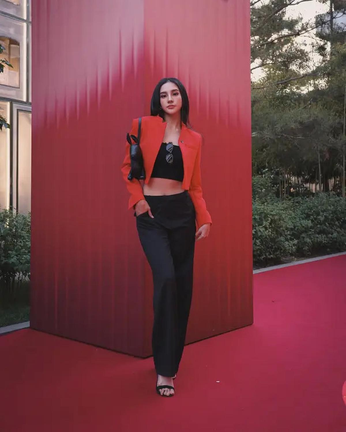 Anya Geraldine Tampil Sleek &amp; Berkelas di Beauty Event Korea, Pose Bareng Sorn Eks CLC