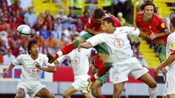 Gol ke-2 Cristiano Ronaldo dicetak pada partai semifinal Euro 2004 melawan Belanda di Jose Alvalade Stadium, Lisbon (30/6/2004). Gol terjadi di menit ke-26 yang membawa Portugal unggul 1-0. Hasil akhir Portugal menang 2-1. (Foto: AFP/Francois Guillot)