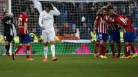 Penyerang Real Madrid Cristiano Ronaldo hanya bisa terunduk lesu setelah pemain Atletico Madrid Antoine Griezmann menjebol gawang Keylor Navas dalam lanjutan La Liga Spanyol di Santiago Bernabey, Sabtu (27/2/2016). (Liputan6.com/REUTERS/Sergio Perez)