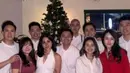 Gritte Agatha dan Arif Hidayat merayakan Natal 2023 perdana sebagai pasutri dengan makan malam bersama teman-teman. Keduanya kompak mengenakan atasan serba putih. [@gritteagathaa]
