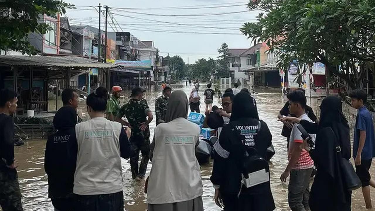 7 Aksi Zaskia Adya Mecca Bantu Korban Banjir Bekasi, Rela Naik Pick Up