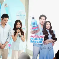 Faktor penyebab ketombe beragam, mulai dari kondisi kulit kepala yang sensitif, produksi minyak berlebih, hingga kebiasaan perawatan rambut yang kurang tepat.