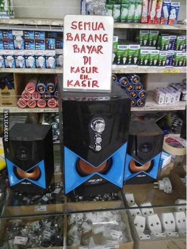 6 Tulisan Nyeleneh di Meja Kasir Ini Bikin Pembeli Tepuk Jidat