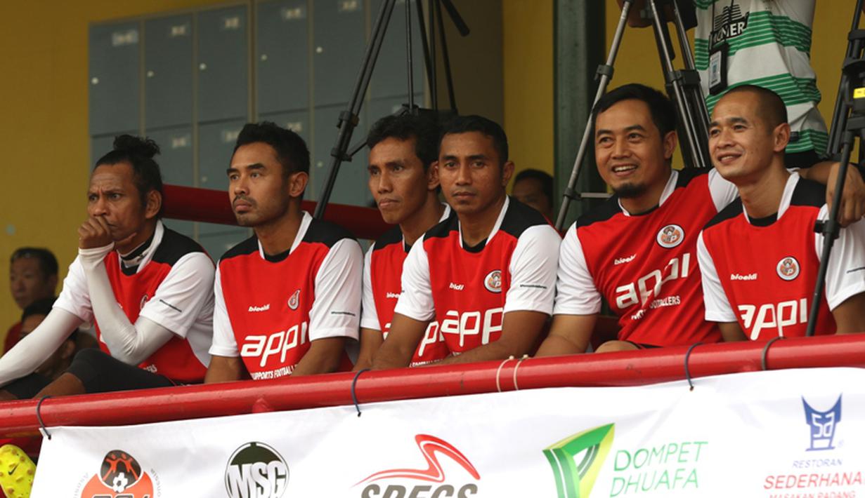 Rochy Putiray, Ponaryo Astaman, Bima Sakti, Firman Utina, Gendut Doni, dan Kurniawan Dwi Yulianto mengamati pertandingan yang sedang berlangsung. (Bola.com/Arief Bagus)