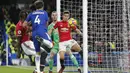 Pemain Chelsea, Cesc Fabregas (2kiri) gagal mencetak gol ke gawang Manchester United pada lanjutan Premier League di Stamford Bridge, London, (5/11/2017). Chelsea menang 1-0. (AP/Frank Augstein)