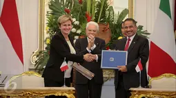 Indonesia dan Italia menandatangani dua nota kesepahaman (MoU), yaitu tentang kebijakan bebas visa bagi pemegang paspor diplomat dan dinas serta MoU tentang kerja sama pariwisata, Jakarta, Senin (9/11/2015). (Liputan6.com/Faizal Fanani)