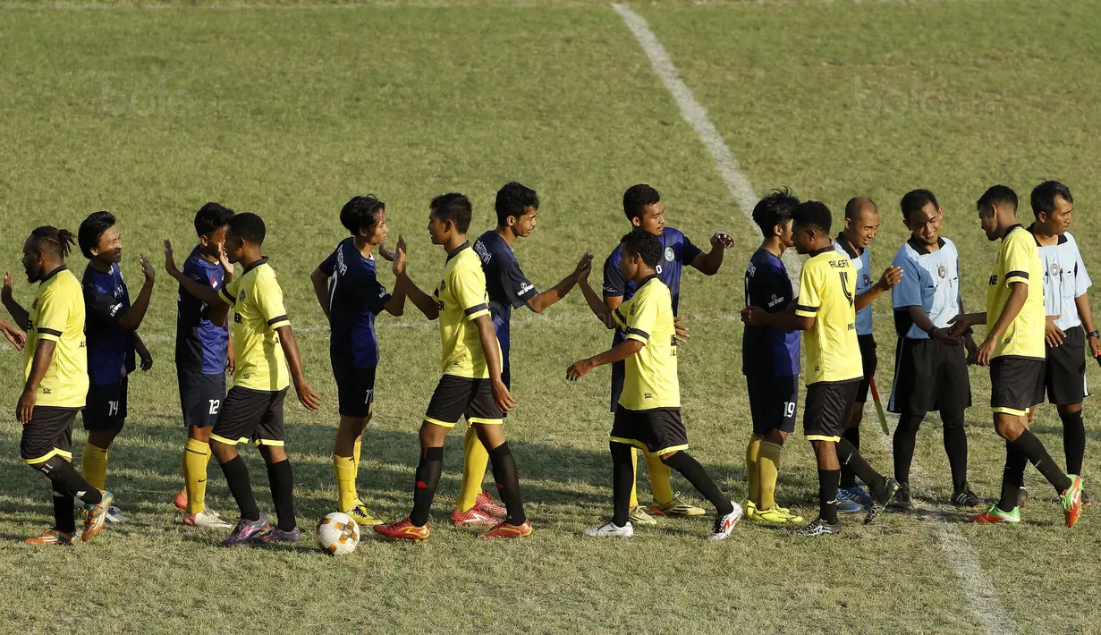 Pemain Universitas Merdeka (Unmer) dan pemain Universitas Narotama bersalaman usai laga Torabika Campus Cup 2017 di Stadion Universitas Negeri Malang, Selasa, (31/10/2017). Unmer Menang 3-0 atas Universitas Narotama. (Bola.com/M Iqbal Ichsan)