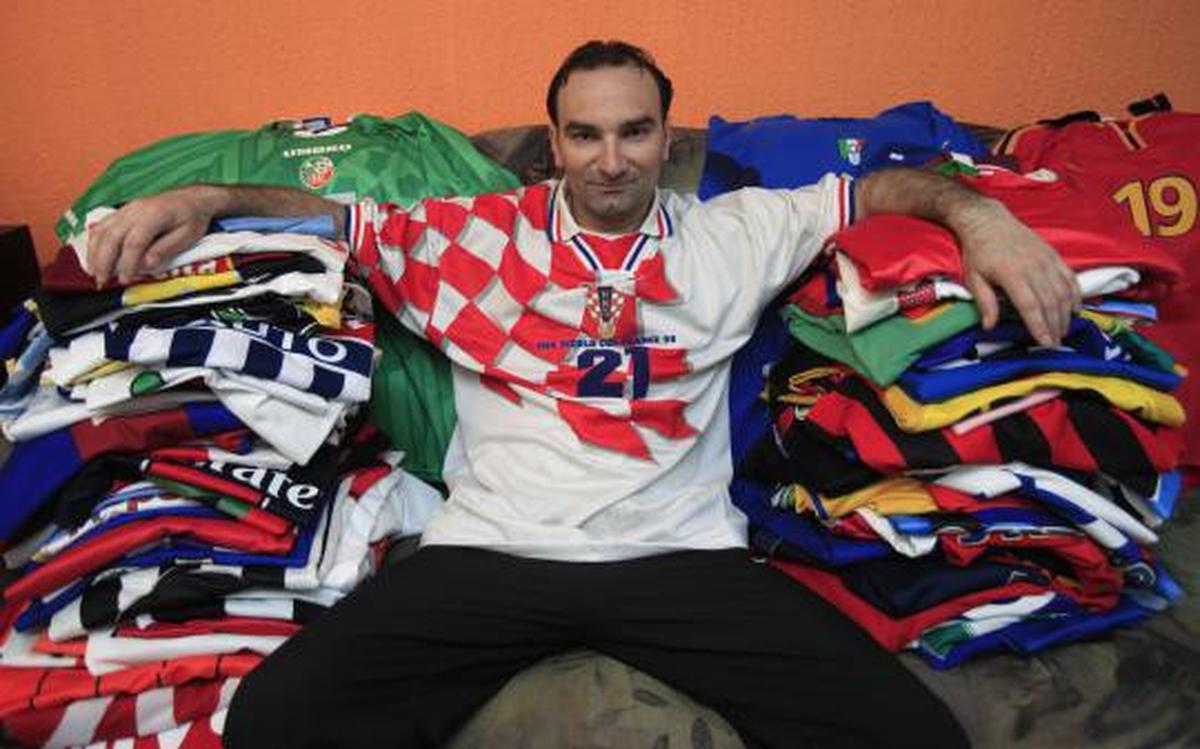  Pria ini koleksi 200 jersey bola senilai Rp 350 juta