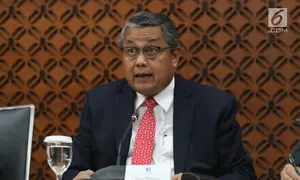 Gubernur BI Perry Warjiyo memberikan penjelasan kepada wartawan di Jakarta, Kamis (20/6/2019). RDG Bank Indonesia 19-20 Juni 2019 memutuskan untuk mempertahankan BI7DRR sebesar 6,00%, suku bunga Deposit Facility sebesar 5,25%, dan suku bunga Lending Facility sebesar 6,75%.(Liputan6.com/Angga Yuniar)