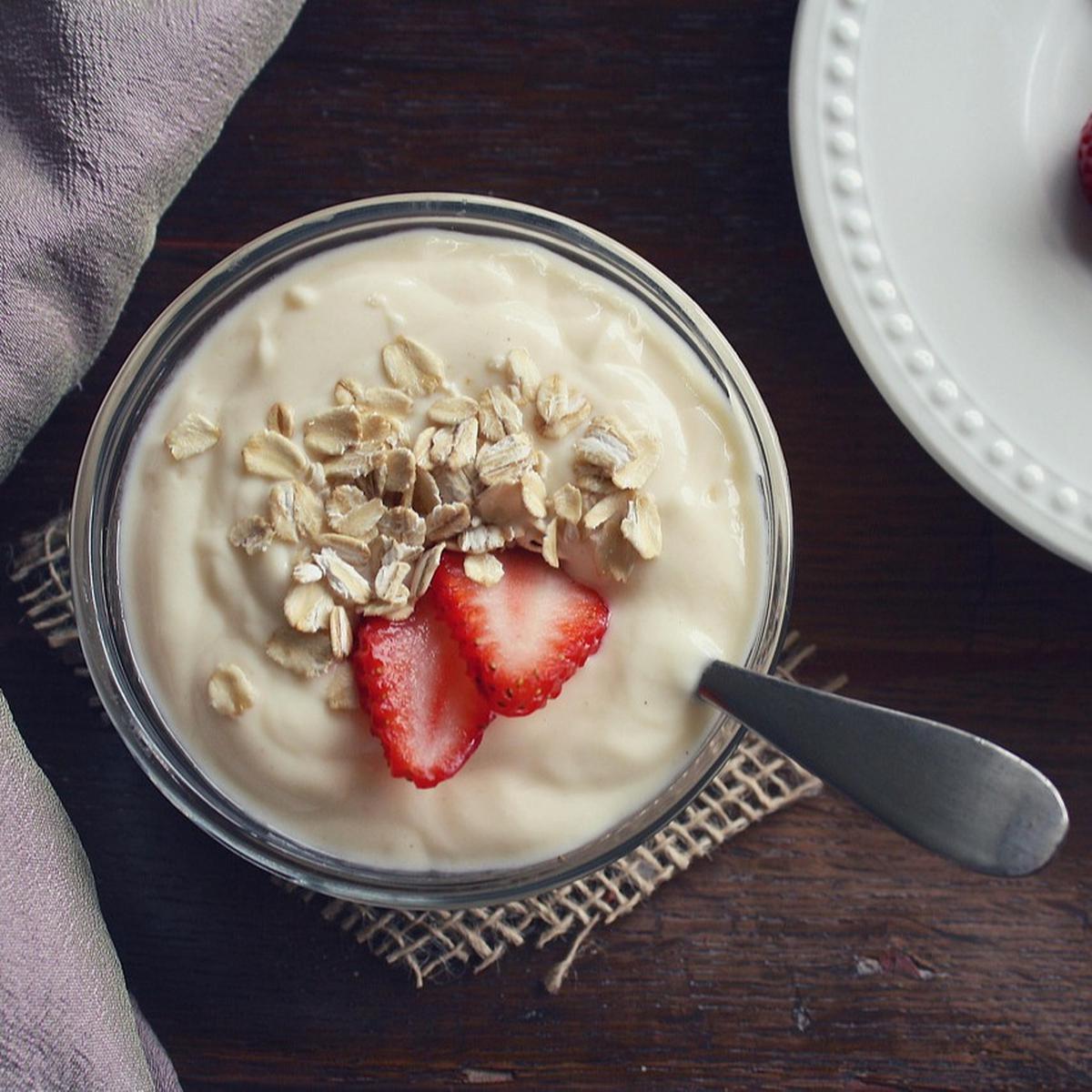 Ilustrasi Greek Yogurt dan Stroberi